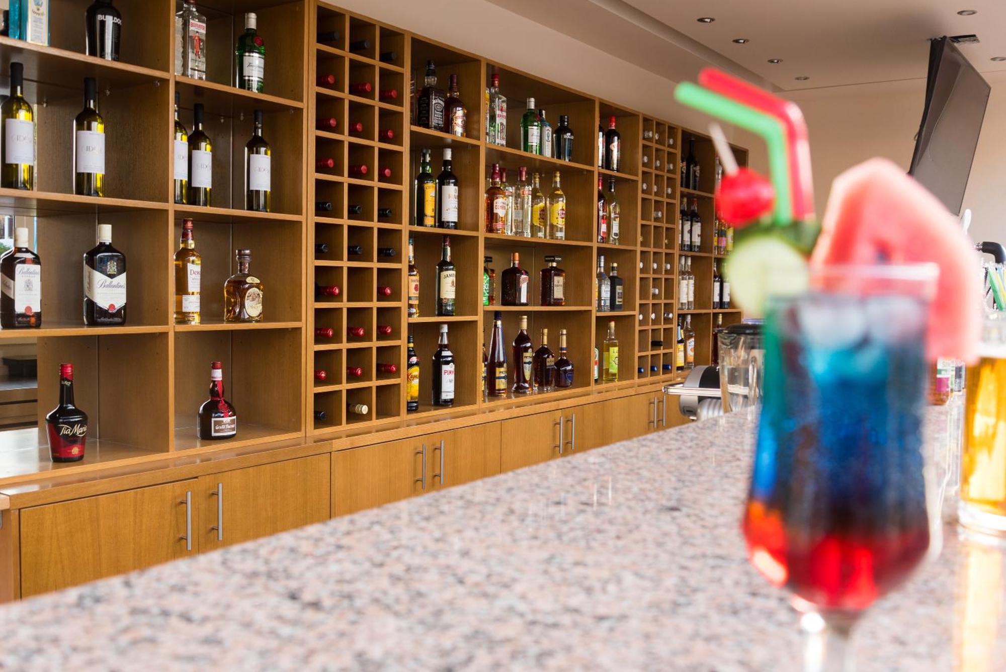 Amaryllis Front Beach Hotel ラルドス エクステリア 写真
